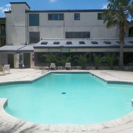 Amerihome Inn & Suites Houston Airport North Exterior photo
