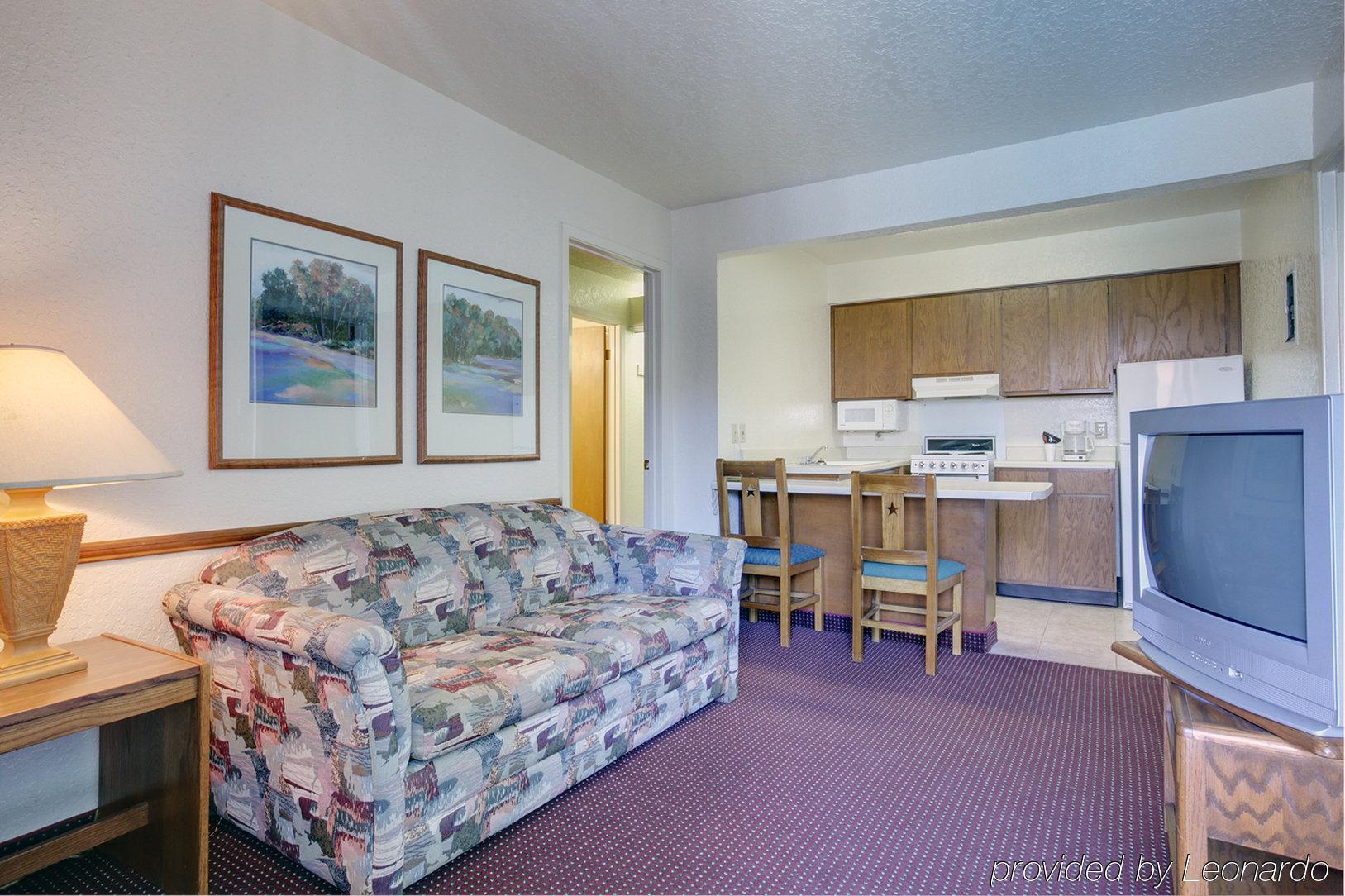 Amerihome Inn & Suites Houston Airport North Room photo