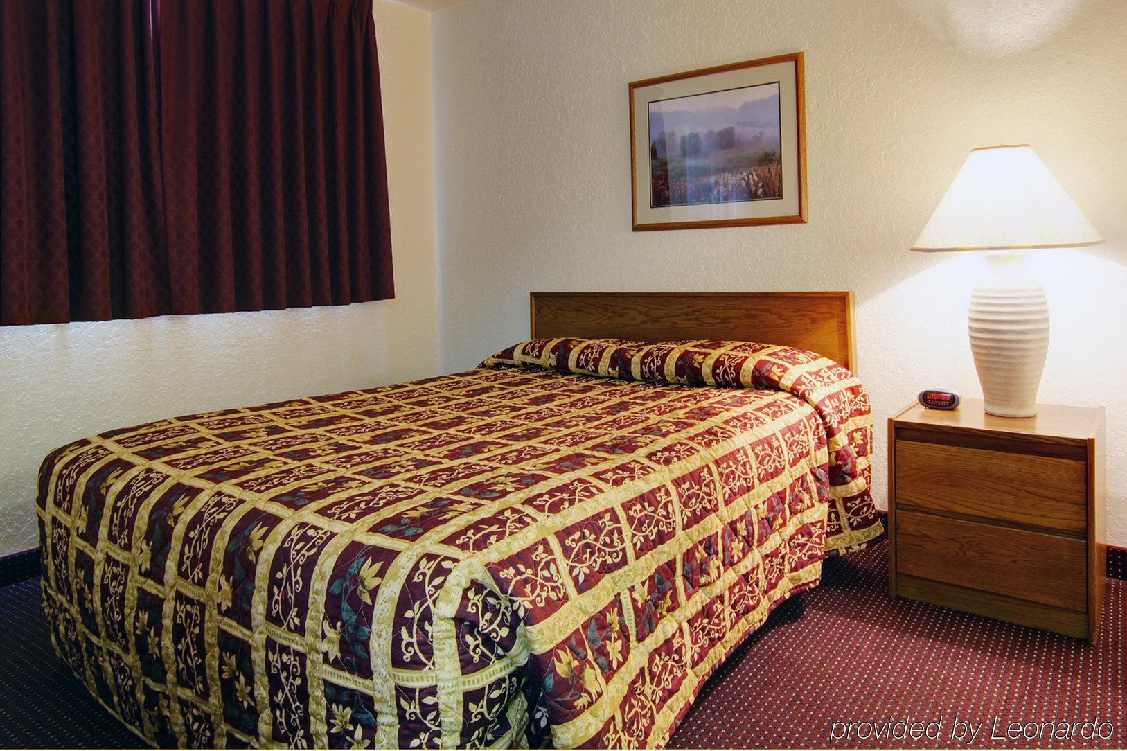 Amerihome Inn & Suites Houston Airport North Room photo